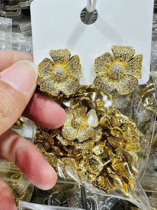 47363316 Aretes de flor de 5 petalos y pave de cz en oro laminado 18k (3 Capas)