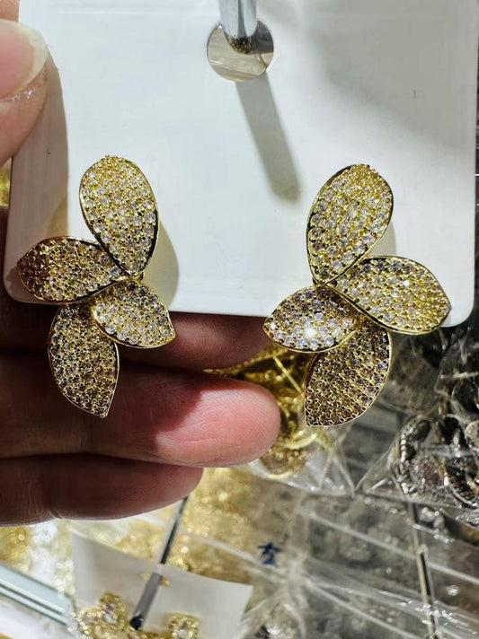 53196020 Aretes de 4 hojas con pave de cz en oro laminado 18k (3 Capas)