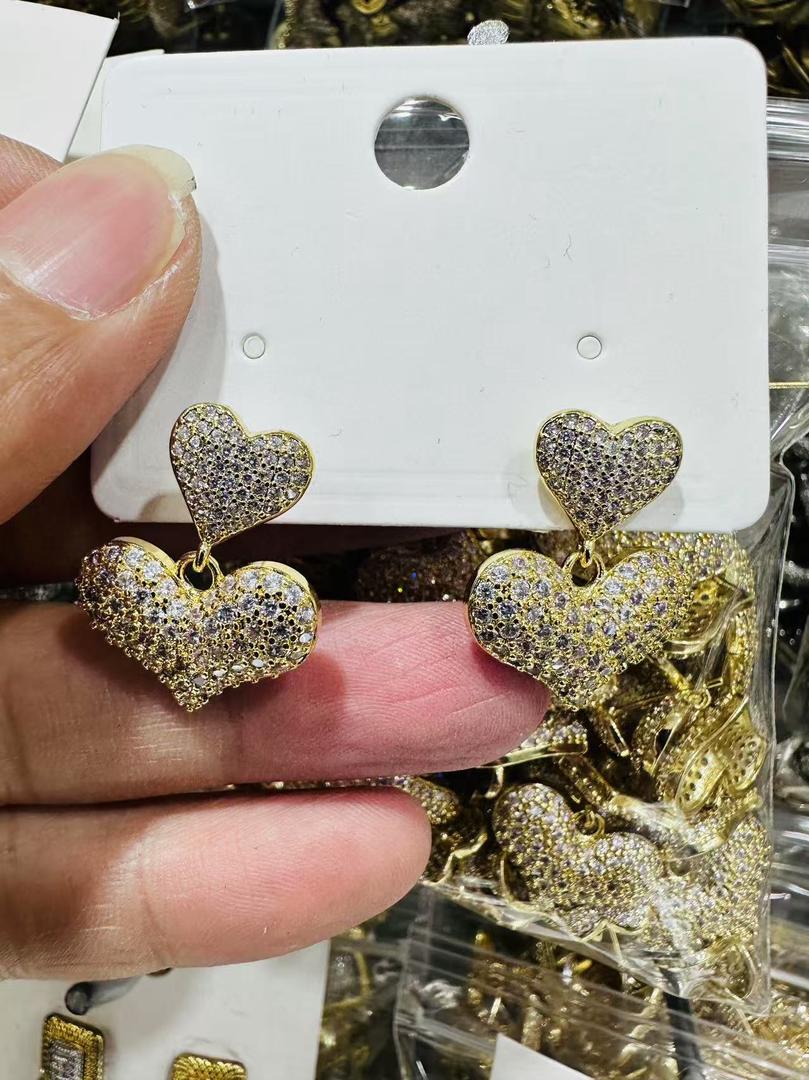 73435636 Aretes doble corazón cz en oro laminado 18k (3 Capas)