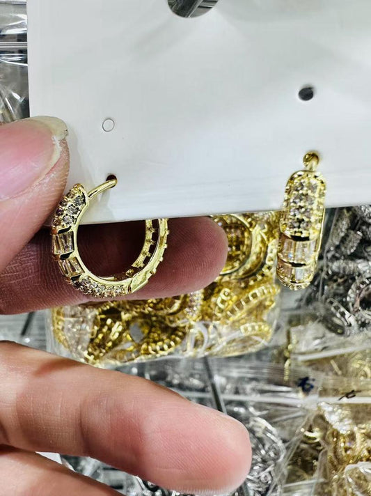 84773364 Aros con piedras redondas y CZ en oro laminado 18k (3 Capas)