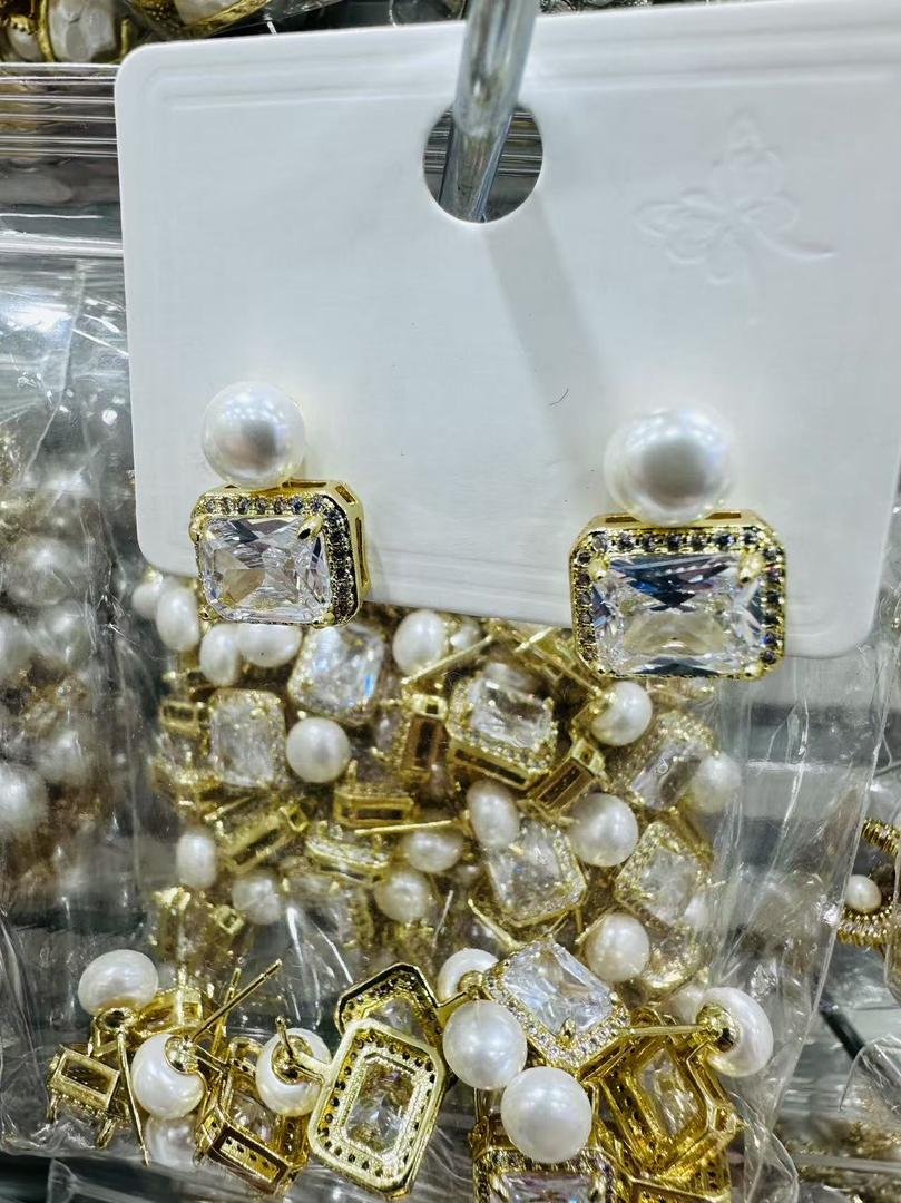 67869940 Aretes cuadrados con piedra y CZ en oro laminado 18k (3 Capas)