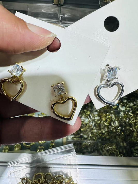 72840692 Aretes con piedra cuadrada y corazon en oro laminado 18k (3 Capas)