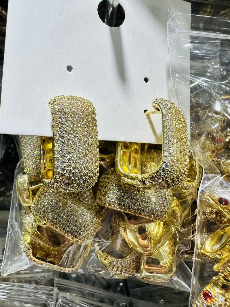 47298548 Aretes geométricos con pave de brillantes en oro laminado 18k (3 Capas)