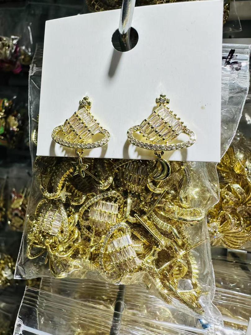 64673524 Aretes de universo con piedras baguette  en oro laminado 18k (3 Capas)