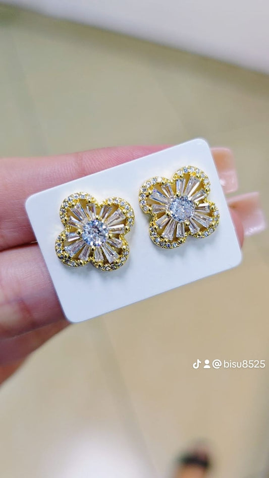Aretes estilo Van Cleef con piedras baguet