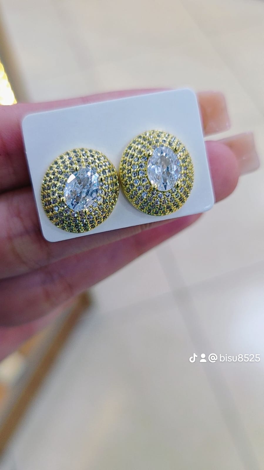 Aretes ovalados acentuado con piedra brillante