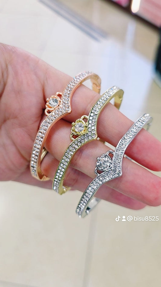 Pulsera con corona y ribete de brillantes