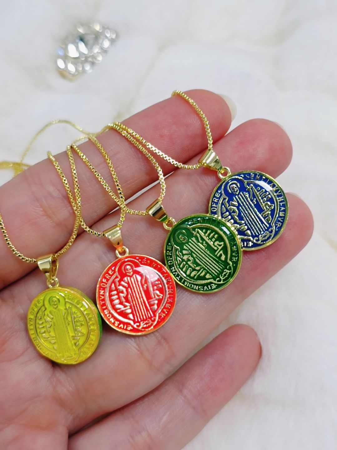 80084724 Cadena estilo box ajustable con dije religioso en oro laminado 18k (3 capas)