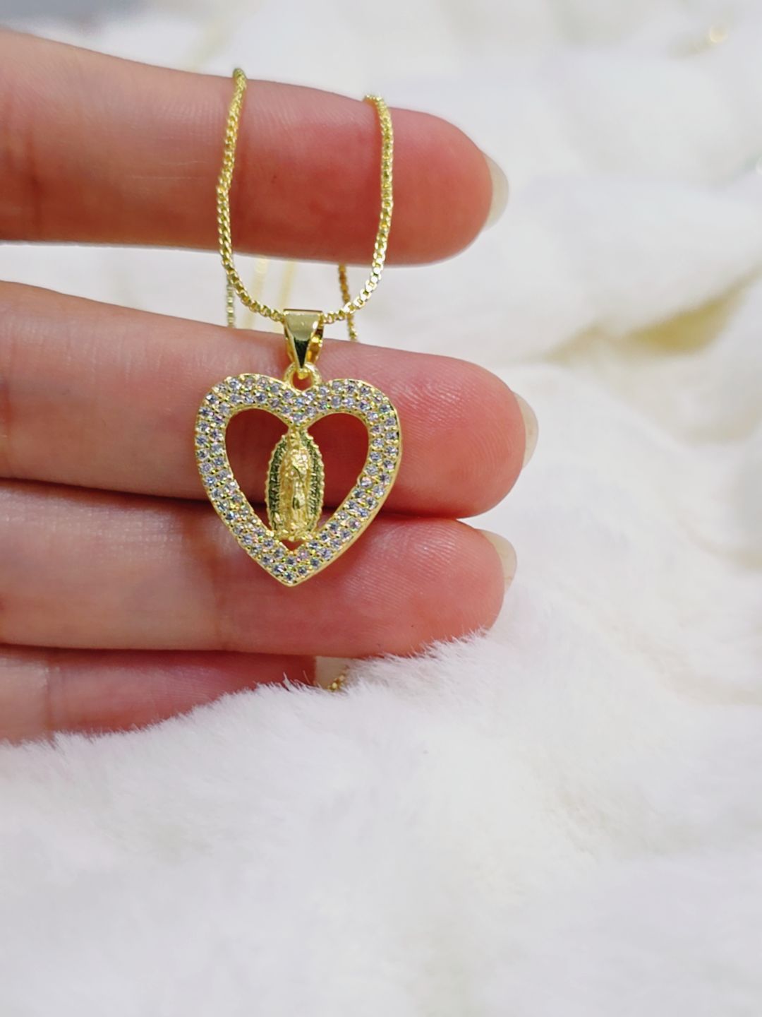 80084724 Cadena estilo box ajustable con dije religioso en oro laminado 18k (3 capas)