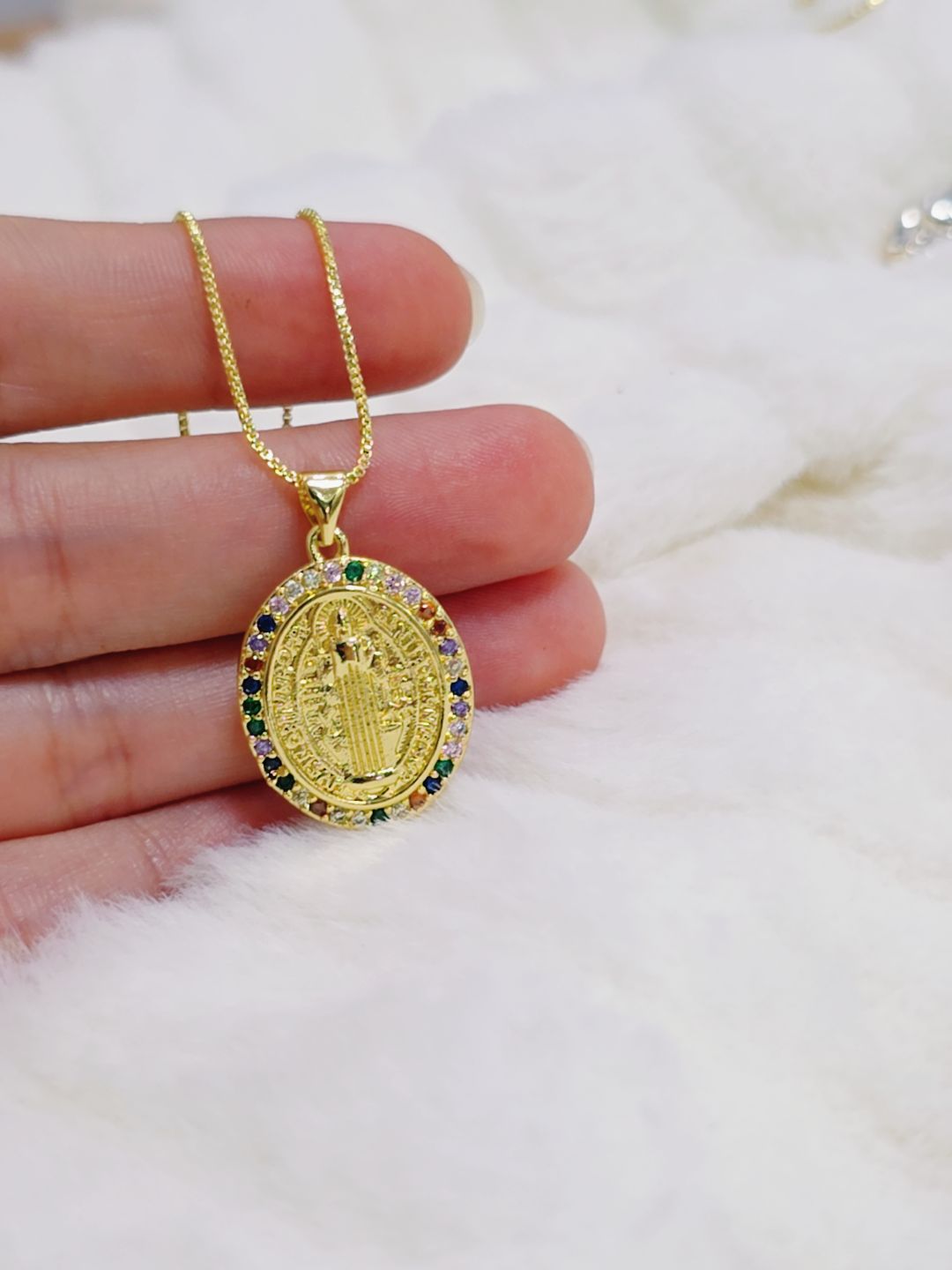 80084724 Cadena estilo box ajustable con dije religioso en oro laminado 18k (3 capas)