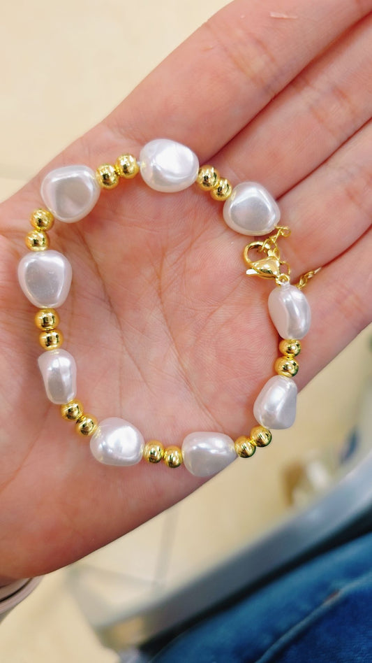 09351156 Pulsera perlas con esferas doradas
