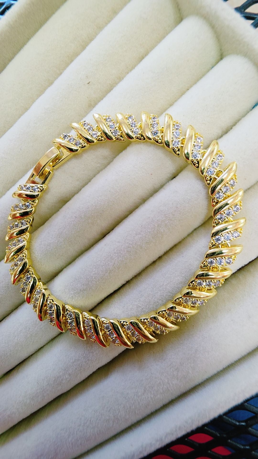 96838388 Pulsera de lujo con brillantes en oro laminado 18k (3 Capas).