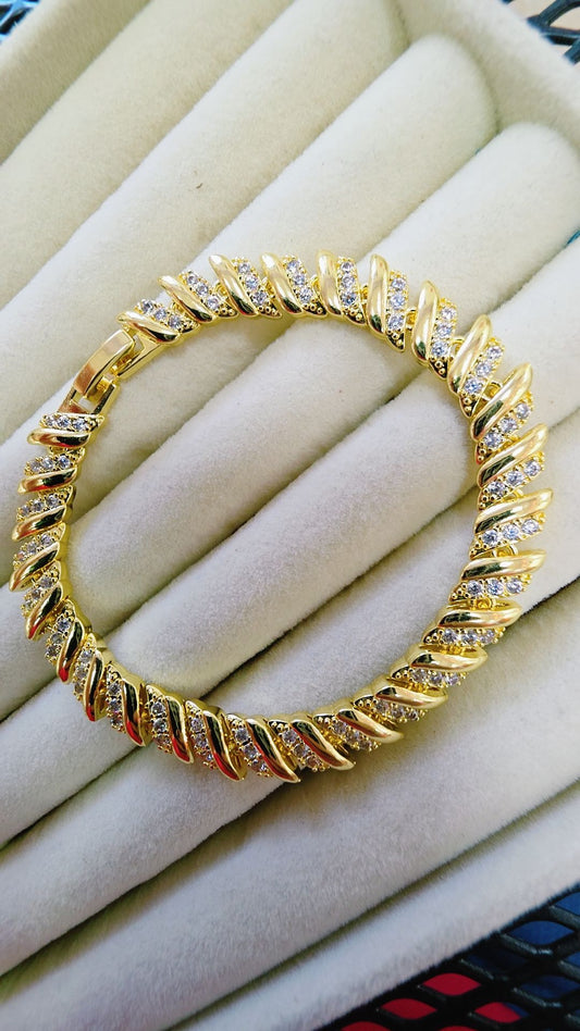 96838388 Pulsera de lujo con brillantes en oro laminado 18k (3 Capas).