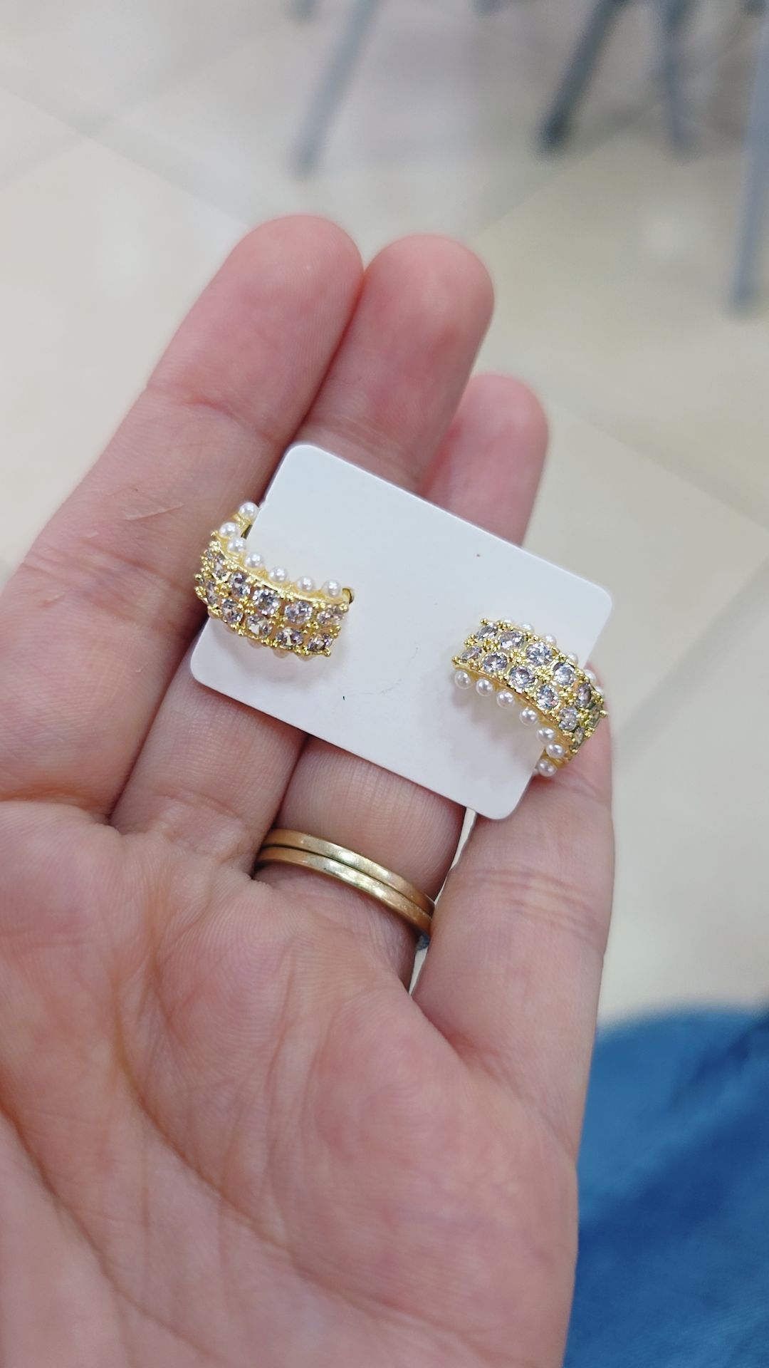58373620 Aretes huggies con perlas y zirconita en oro laminado 18k (3 Capas)