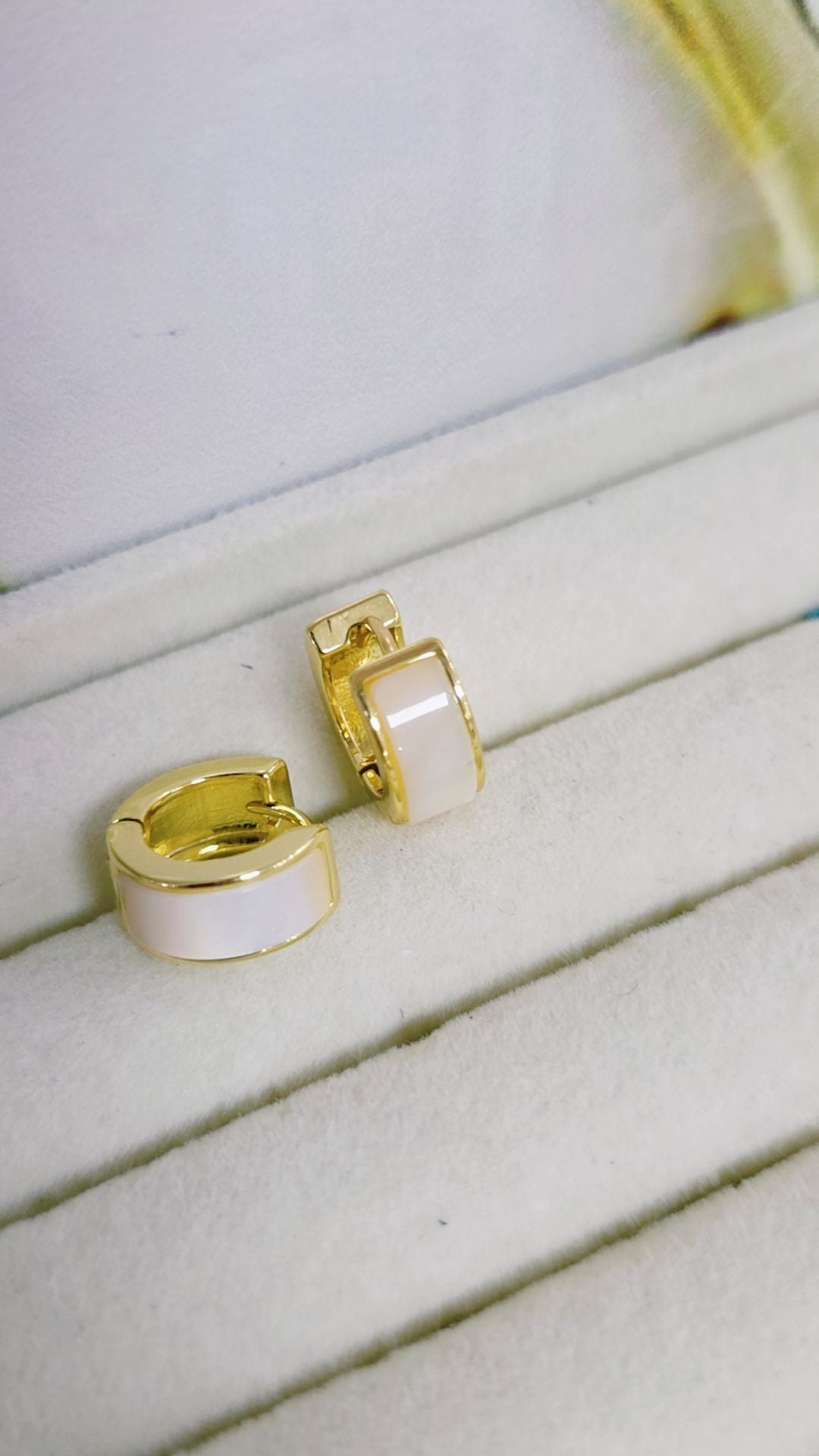 57326068 Aretes huguies nácar