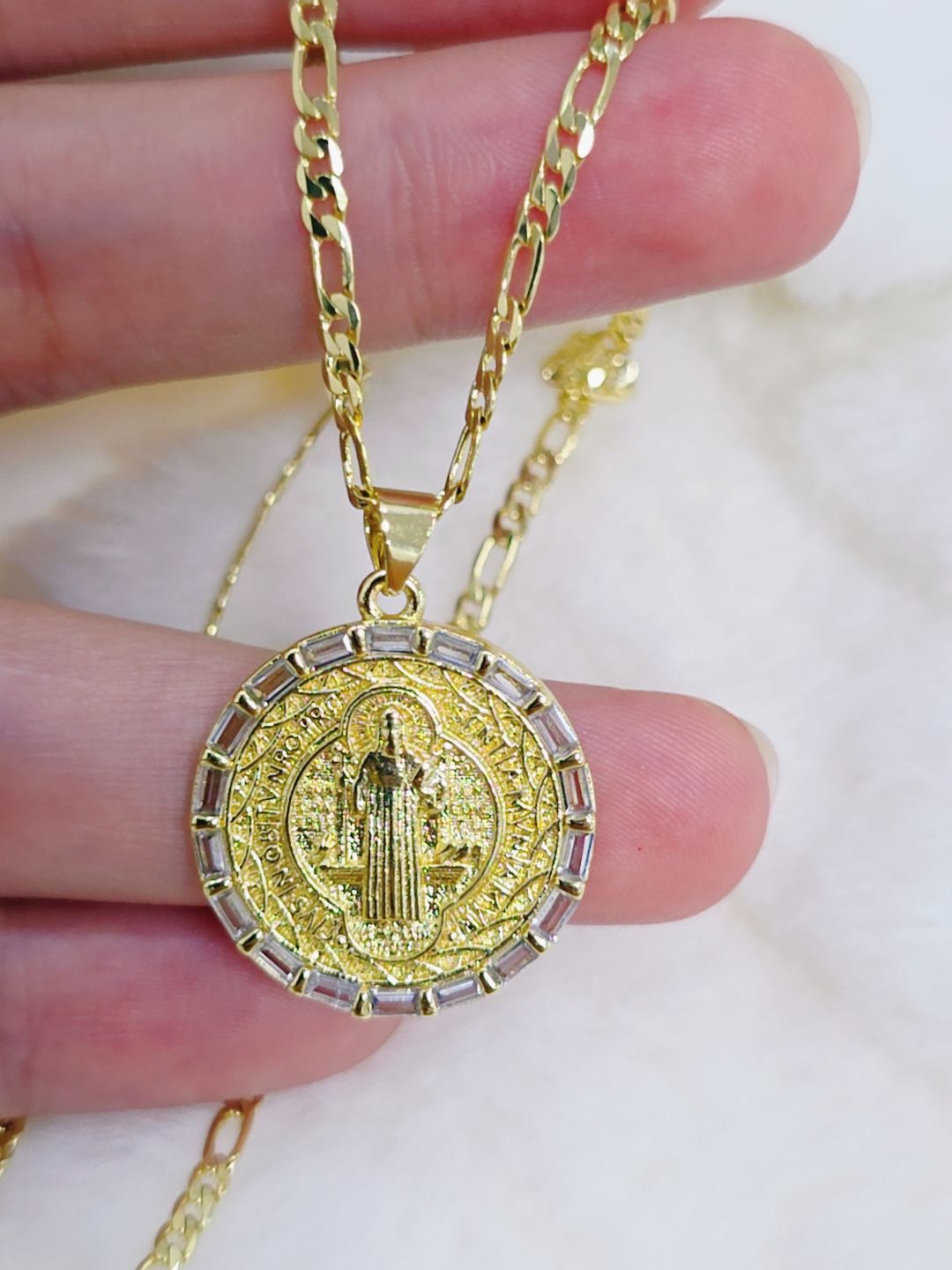75136756 Cadena estilo italiana con dije religioso en oro laminado 18k (3 capas)