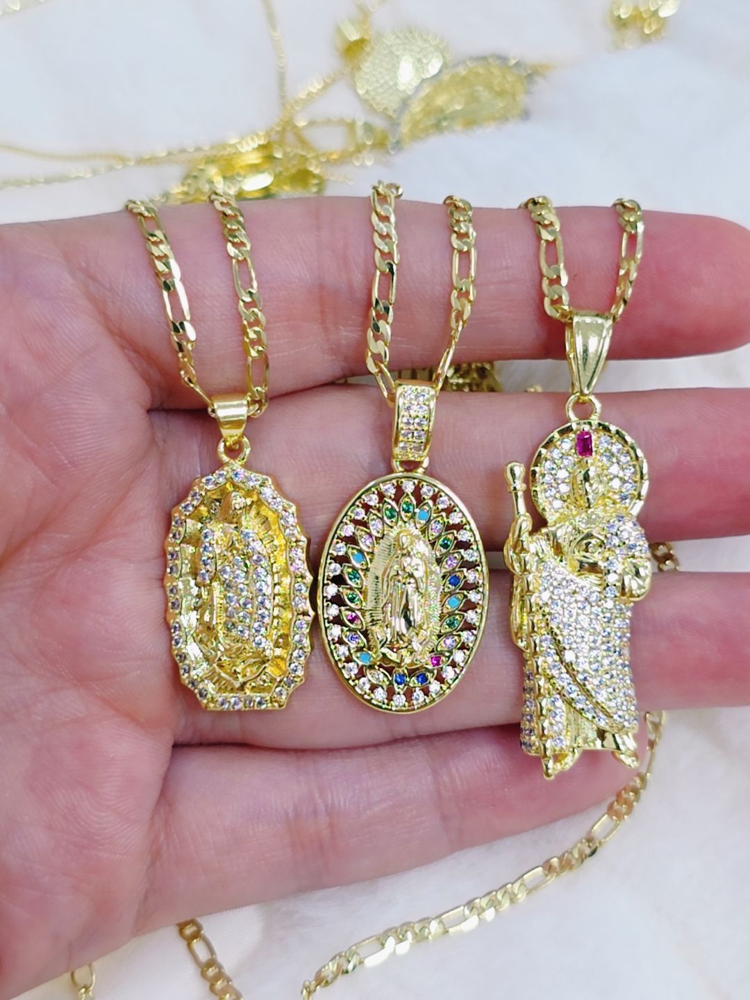 75136756 Cadena estilo italiana con dije religioso en oro laminado 18k (3 capas)