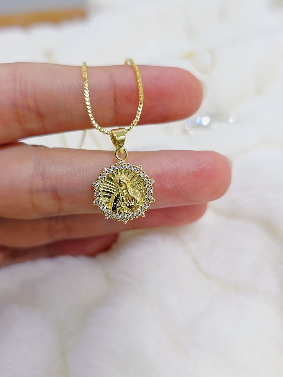 80084724 Cadena estilo box ajustable con dije religioso en oro laminado 18k (3 capas)