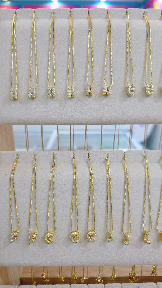83016948 Cadena y dije de letras medianas con piedras baguettes en oro laminado 18k (3 capas)