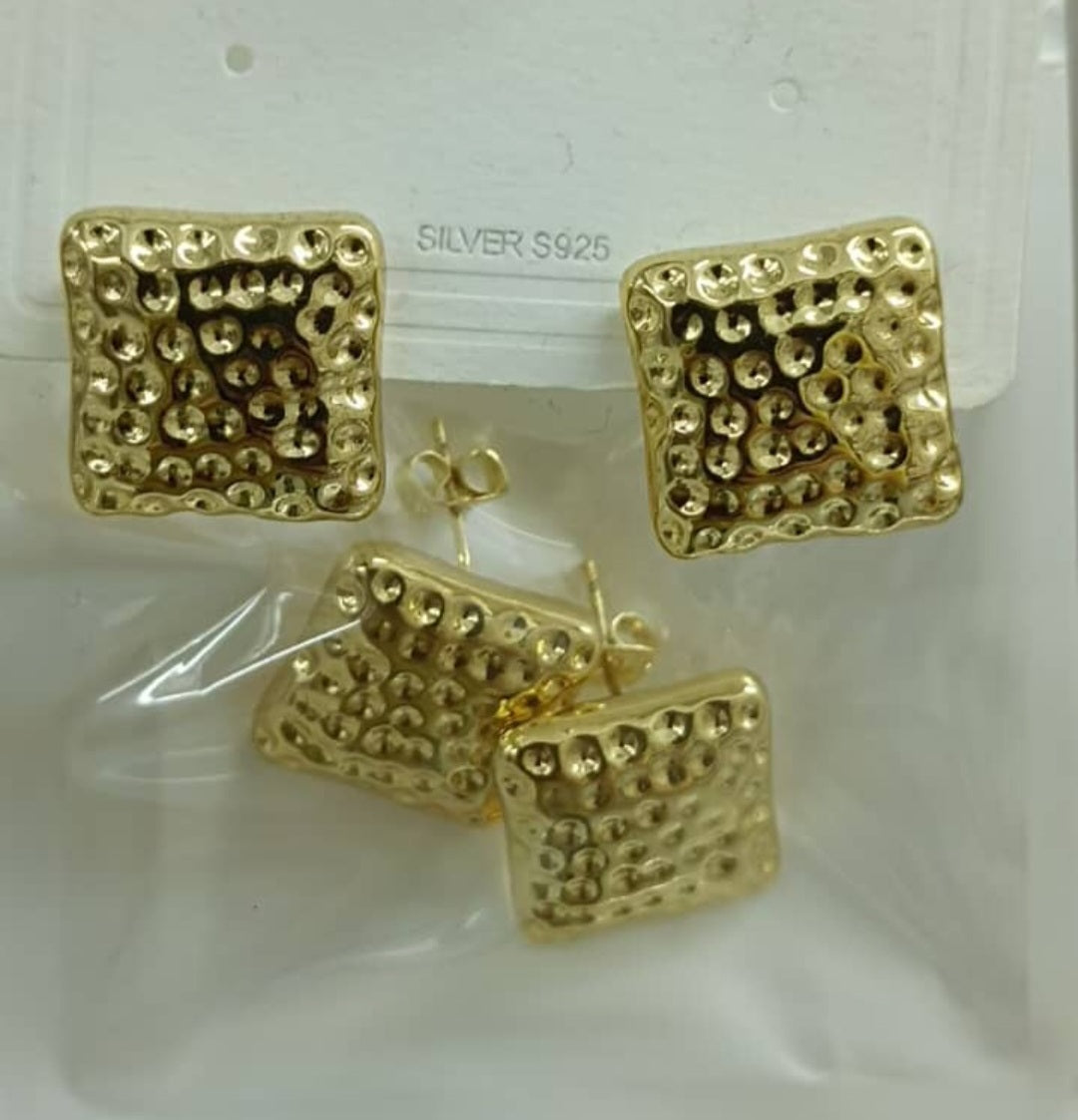 70124020 Aretes cuadrados con grabado